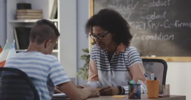 Sınıfta öğrenciye açıklama veren öğretmen
