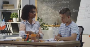 Sınıfta öğrenciye açıklama veren öğretmen