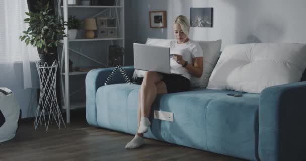 Belanja online wanita dengan laptop — Stok Video