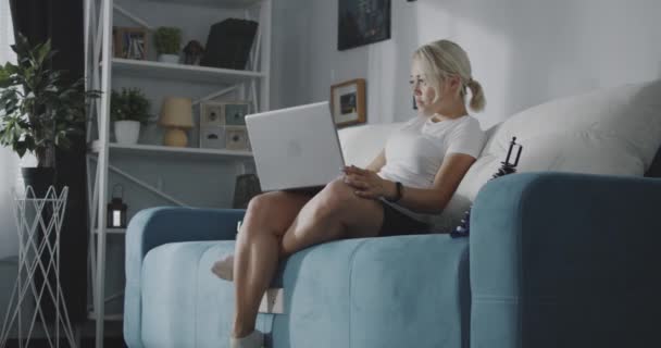 Женщина с ноутбуком дома — стоковое видео