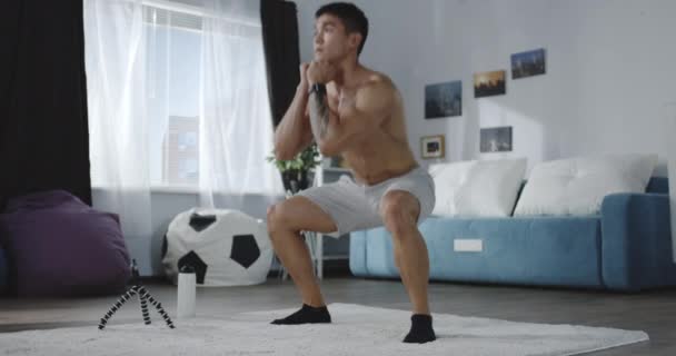 Jonge man trainen thuis — Stockvideo
