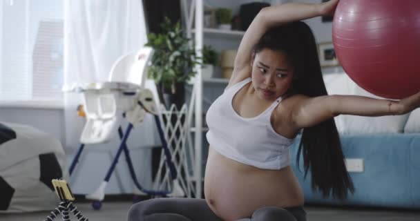 Mujer embarazada viendo video tutorial durante el entrenamiento — Vídeos de Stock