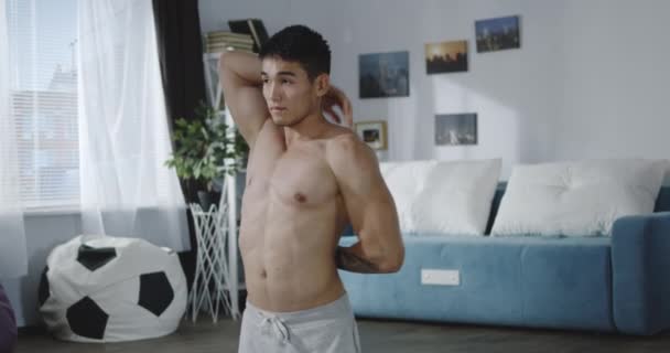 Young man working out at home — Stock Video