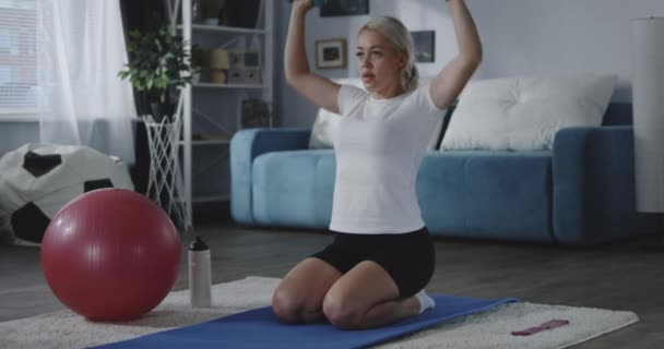 Vrouw traint haar schouders thuis — Stockvideo