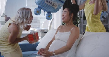 Arkadaşlar genç anne kutluyor