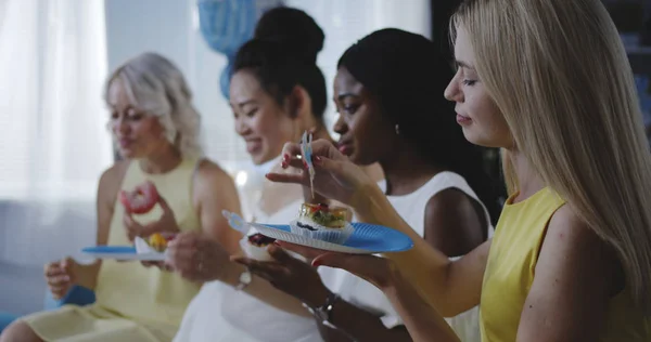Amigos comendo sobremesa enquanto comemoram a jovem mãe — Fotografia de Stock