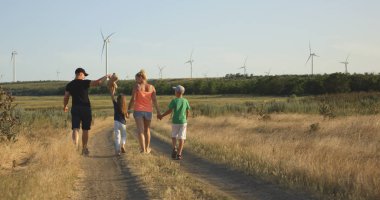 Aile tarlada çalışıyor