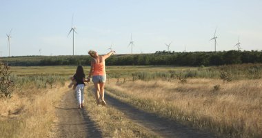 Anne ve kızı yolda yürüyor