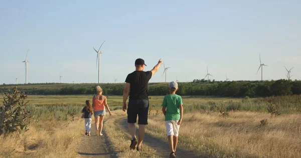 Família correndo em campo — Fotografia de Stock