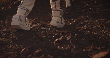 Mars'ta yürüyen iki astronot