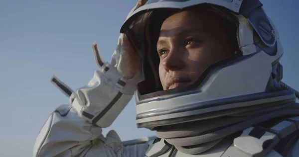 Astronot membuka helm — Stok Foto