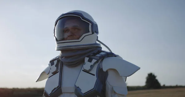 Astronot membuka helm di Mars — Stok Foto