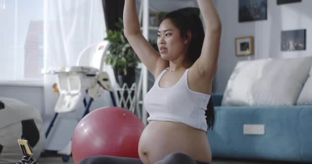 Mujer embarazada viendo video tutorial durante el entrenamiento — Vídeo de stock