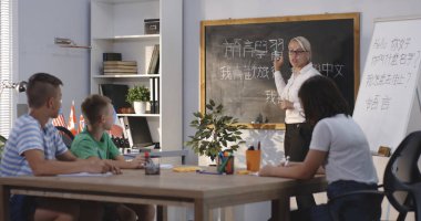 Çince dil sınıfında öğretmen ve öğrenciler