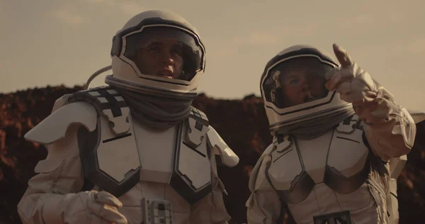 To astronauter på Mars – stockfoto