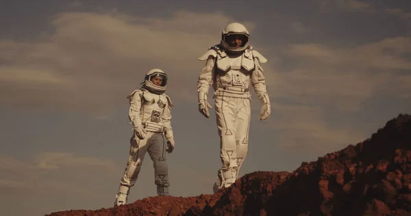 Dwaj astronauci na Marsie — Zdjęcie stockowe