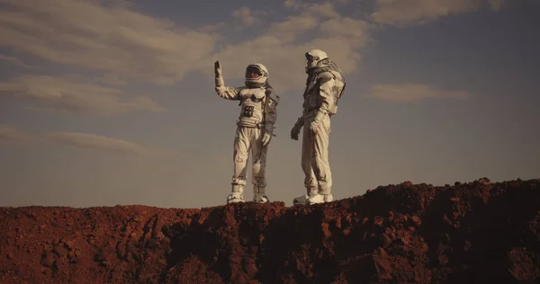 Dwaj astronauci na Marsie — Zdjęcie stockowe