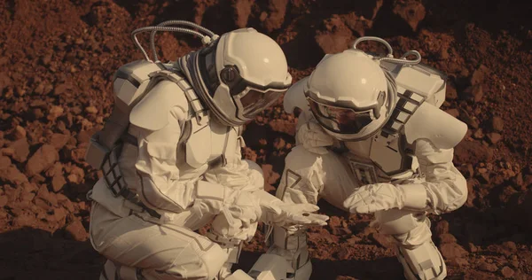 Astronauci zbierając próbki skalne na Marsie — Zdjęcie stockowe