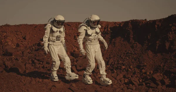 两名宇航员在火星上检查样品 — 图库照片