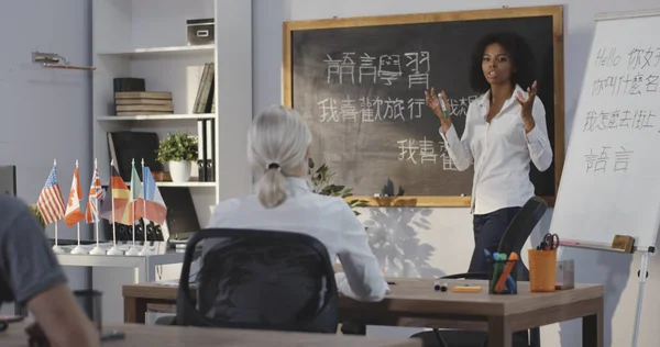 Profesor explicando al estudiante en el aula — Foto de Stock