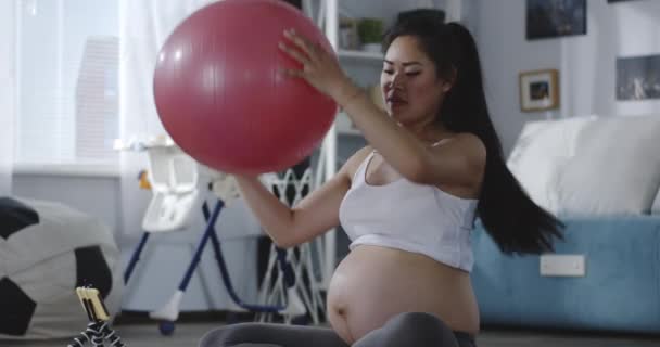 Egzersiz sırasında öğretici video izlerken hamile kadın — Stok video