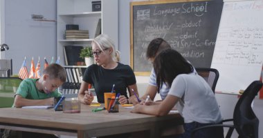 Yapışkan notlar ile İngilizce dersi veren öğretmen