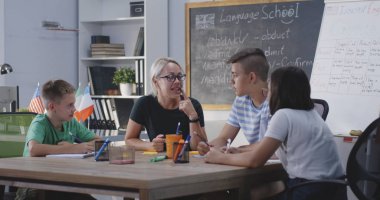 Yapışkan notlar ile İngilizce dersi veren öğretmen