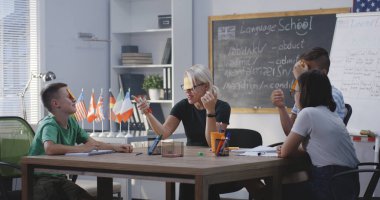 Yapışkan notlar ile İngilizce dersi veren öğretmen