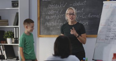 Öğrenciye eğitim veren öğretmen