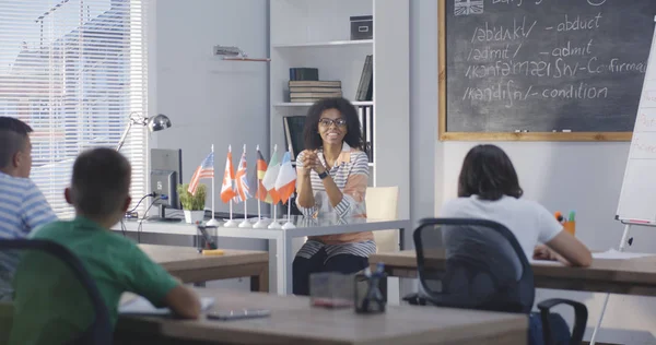 Profesor dando clase de inglés — Foto de Stock