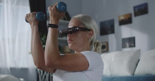 Femme travaillant à la maison avec casque VR — Video