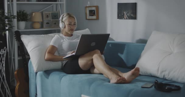 Γυναίκα χρησιμοποιώντας ένα φορητό υπολογιστή στο σπίτι — Αρχείο Βίντεο