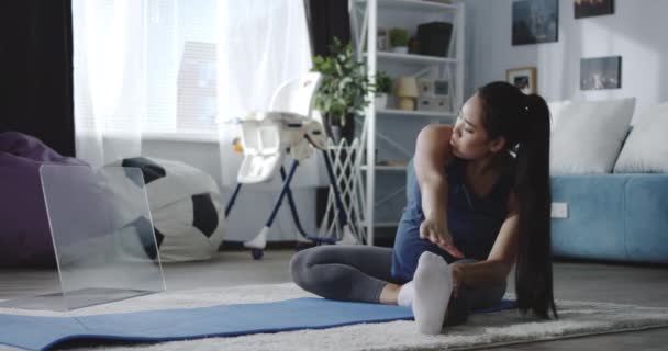 Mulher grávida treinando em casa — Vídeo de Stock