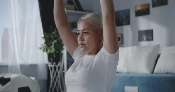 Mujer entrenando sus hombros en casa — Vídeos de Stock