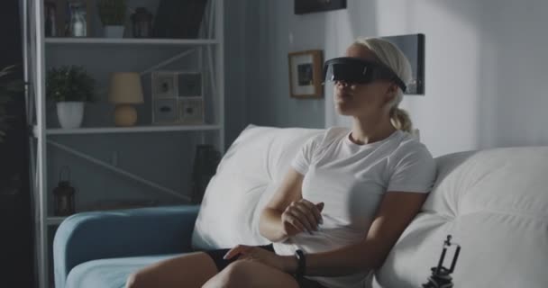Kobieta za pomocą gogli VR w domu — Wideo stockowe