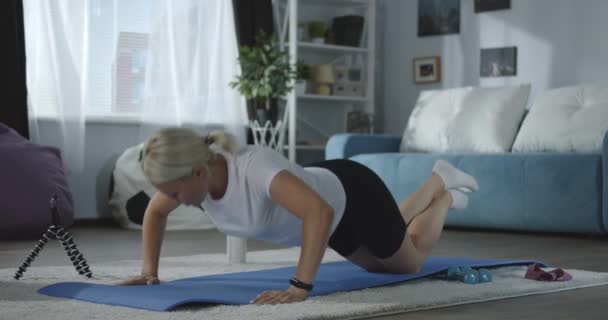 Mujer haciendo ejercicio en casa — Vídeos de Stock