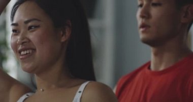 Genç adam eğitme hamile kadın sırasında egzersiz