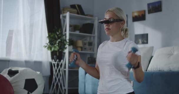 Femme travaillant à la maison avec casque VR — Video