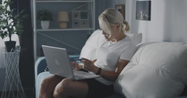 Vrouw winkelen online met laptop — Stockvideo