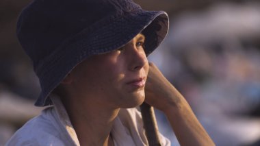 Kirli yüzlü çocuk kameraya bakıyor