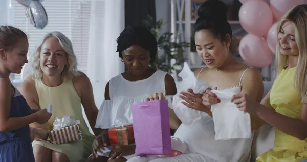 Amigos celebrando a madre joven — Foto de Stock