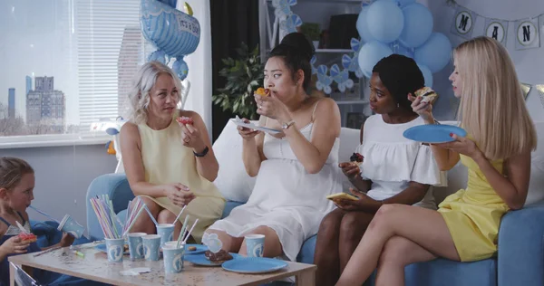 Teman makan makanan penutup sambil merayakan ibu muda — Stok Foto