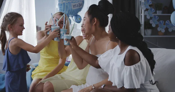 Amigos comiendo postre mientras celebran a la joven madre — Foto de Stock