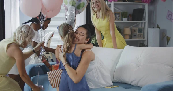 Freunde feiern junge Mutter — Stockfoto