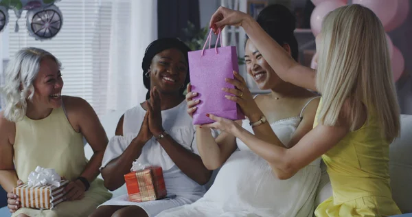 Amigos sorprendente joven madre — Foto de Stock