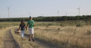 Sahada kameranın üzerinden koşan çocuklar
