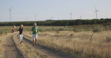 Sahada kameranın üzerinden koşan çocuklar