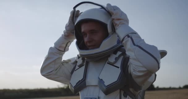 Hełm otwierający astronauta na Marsie — Wideo stockowe