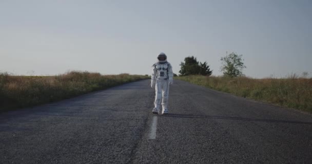 Astronauta caminando por carretera — Vídeos de Stock