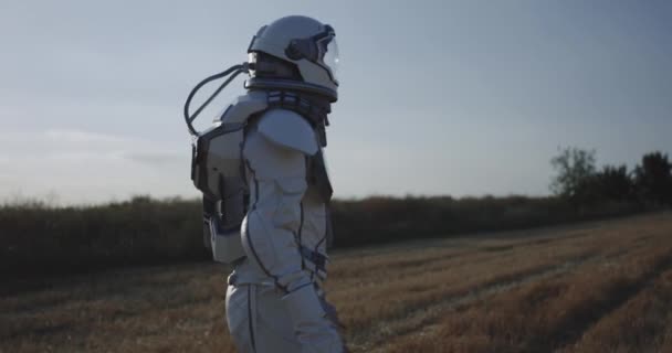 Uzay kıyafeti giyen adam yürüyor — Stok video